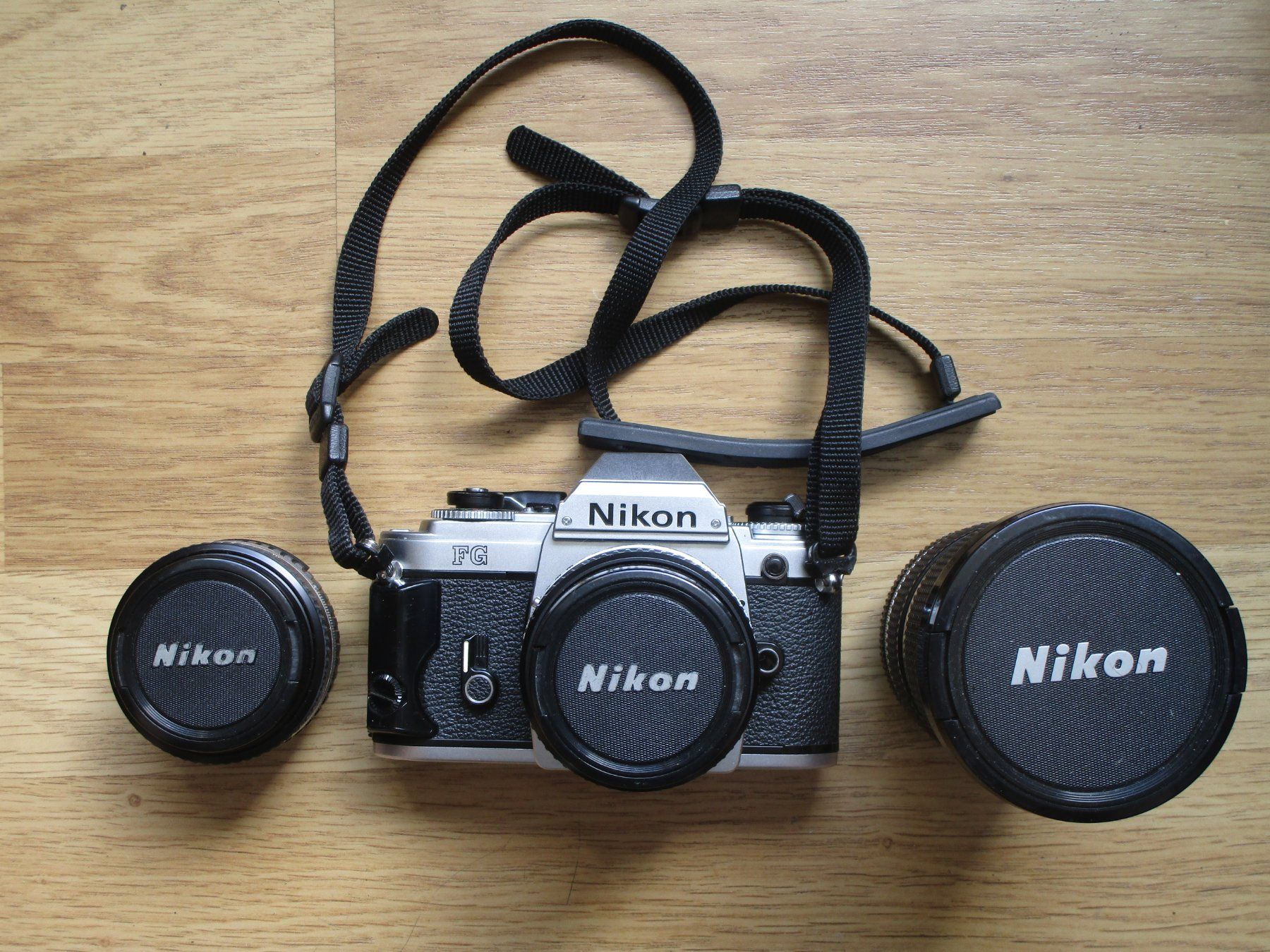 Nikon Fotocamera: Fotoapparat  Nikon FG mit Objektiven und Tasche – Usato da Heimberg venduto da Lupo57