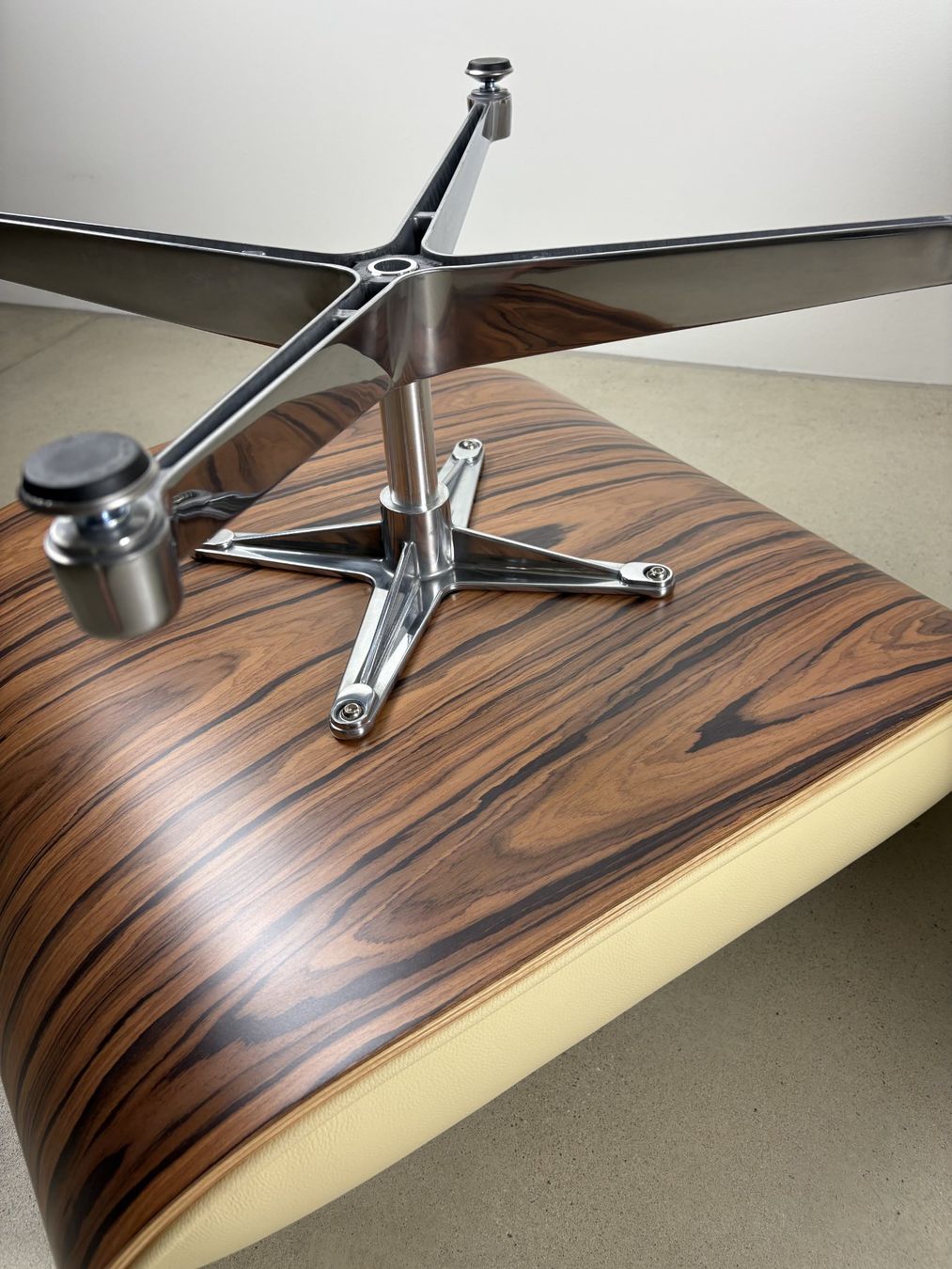 Poltrone: Designer Lounge Sessel und Ottoman, Echtes Leder – Nuovo e nell'imballaggio originale da Münchenstein venduto da AndreHaus 8