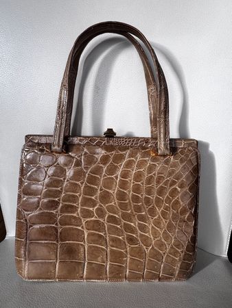 Vintage Leather Handbag - Timeless Style for You!