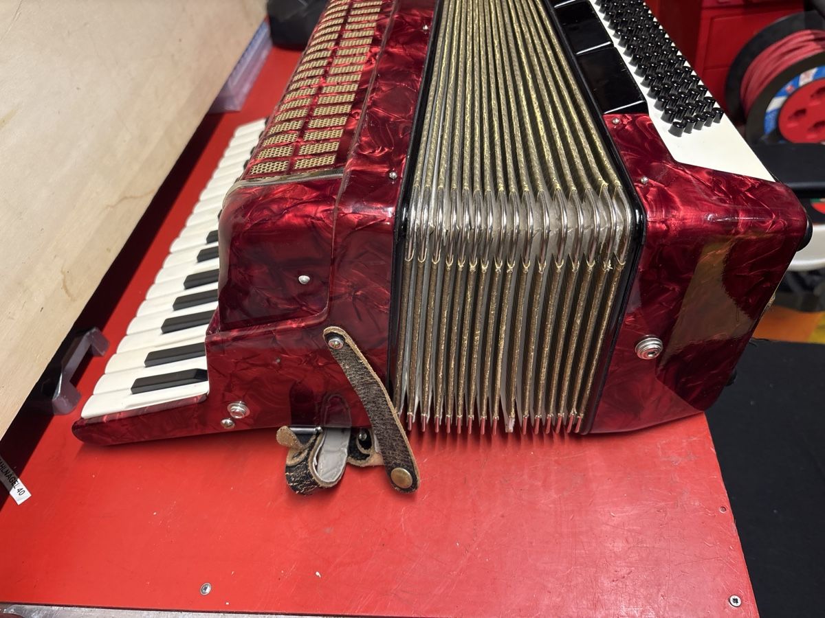 Vintage Strumenti musicali: Fisarmonica vintage rossa, – Usato da basel venduto da Swiss._.1978 5