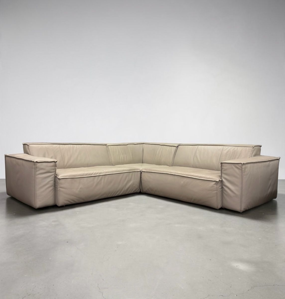 Sofas: Ecksofa aus hellgrauem Echtleder – D'occasion à Bachenbülach par Sofalab.swiss 6