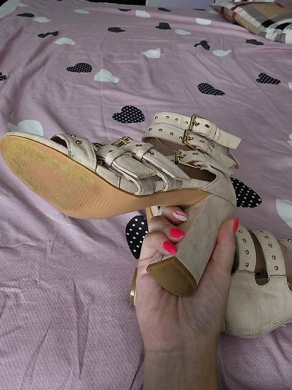 Chaussures femmes: Damen Sandaletten Gr. 36  Hellbeige mit Nieten – D'occasion à Muttenz par nem_h55g 2
