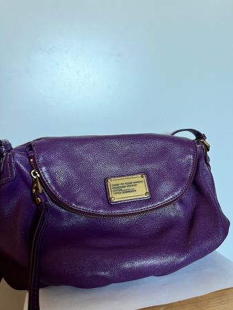 Marc by Marc Jacobs – Leder-Umhängetasche in Violett