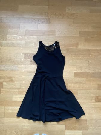 Robe noire d'été avec dentelle, taille 170 