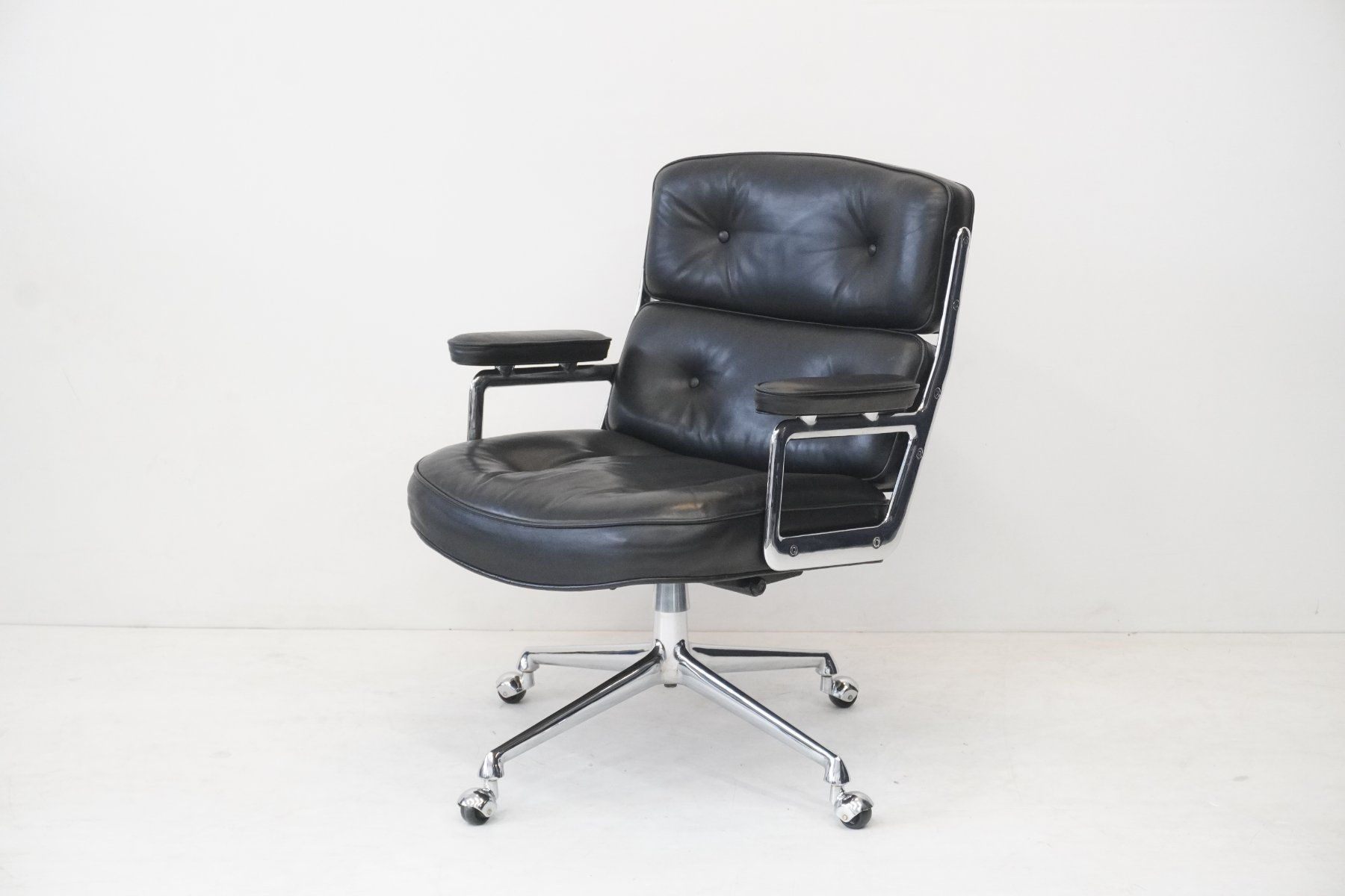 Vitra Poltrone: Vitra Eames Lobby Chair ES104 nero – Usato da Bad Zurzach venduto da QLASSIQ