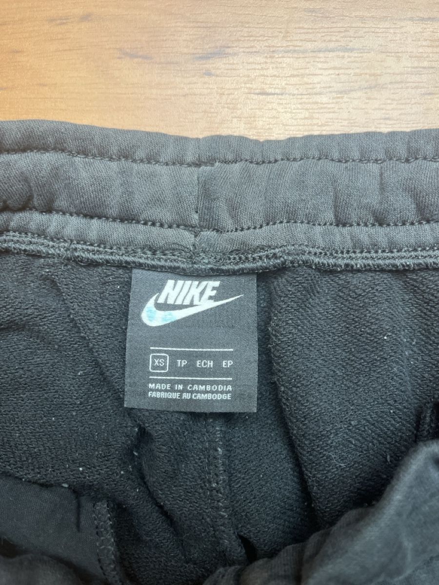 Nike Pantaloni: Nike Jogginghose – Usato da Seuzach venduto da anina.k 1