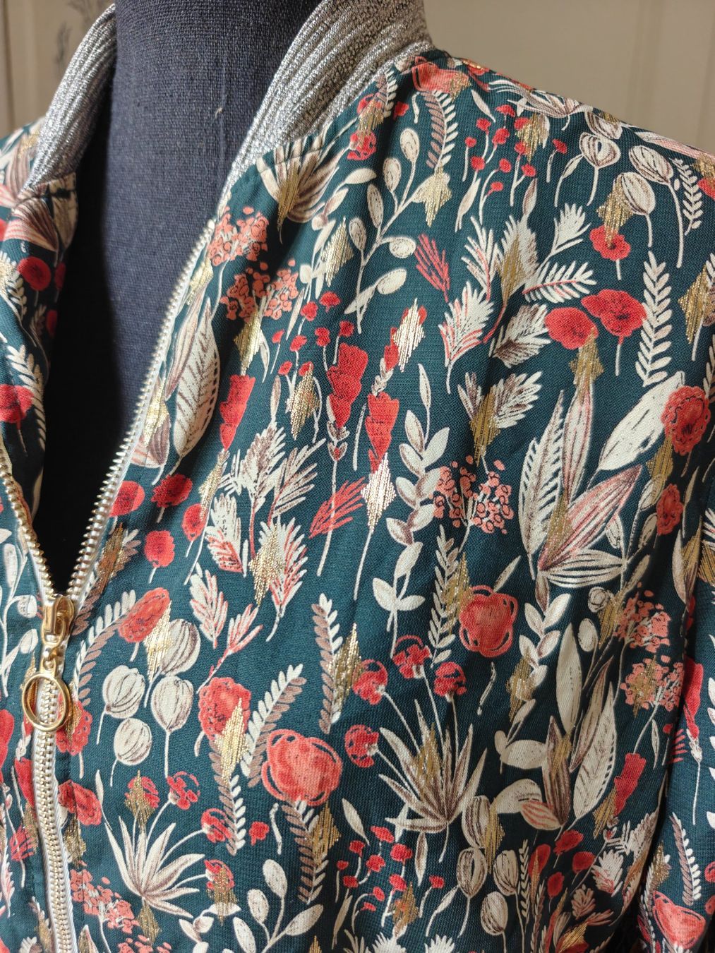 Vestes: Vintage Love metallic lined bomber jacket leaf patterns M – D'occasion à Geneve par readycat 1