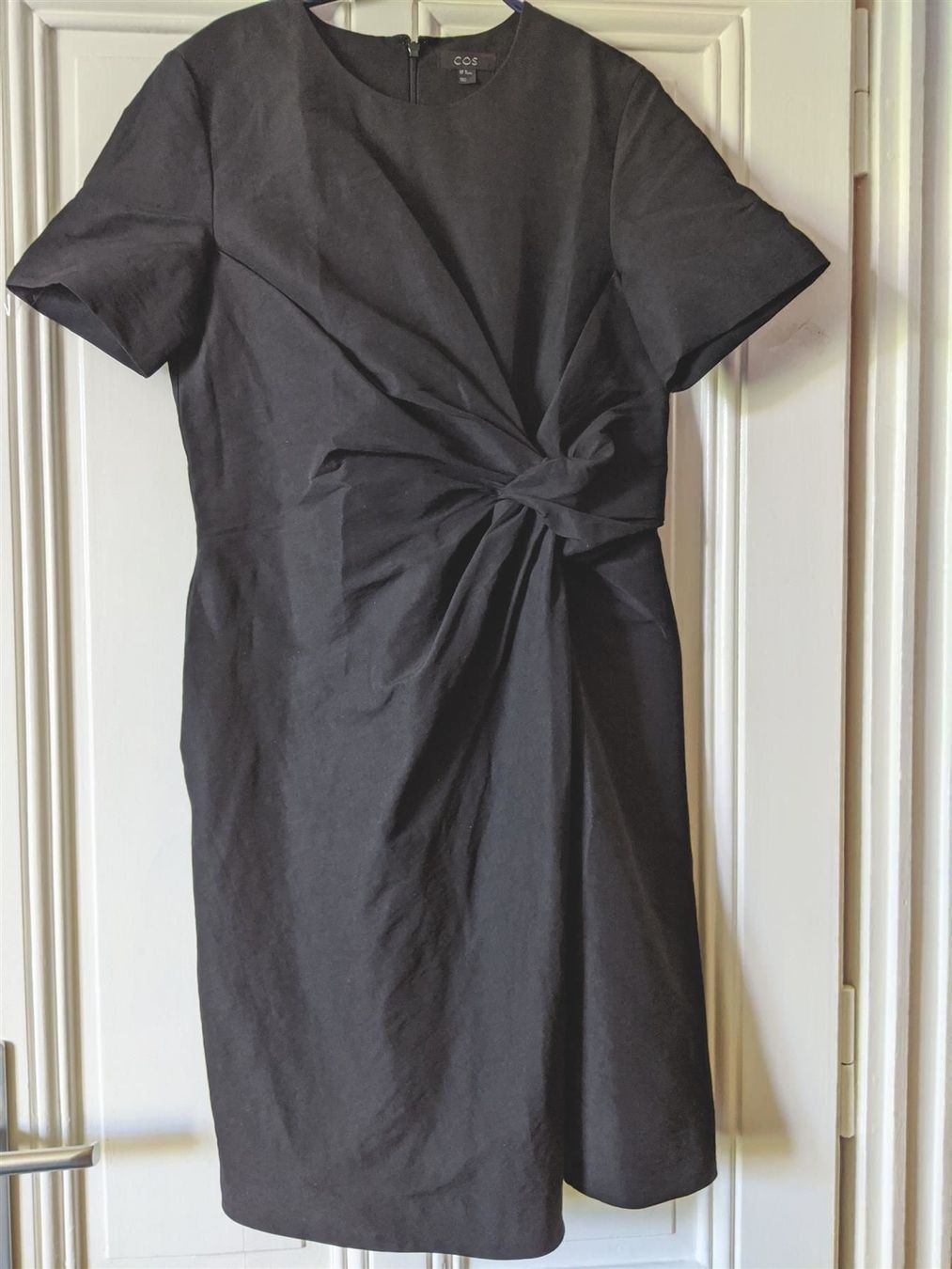 Cos Kleider: COS : Elégante robe noire drapée 70% lin 40-42 – Neu (gemäss Beschreibung) aus Petit-Lancy von lilycerise