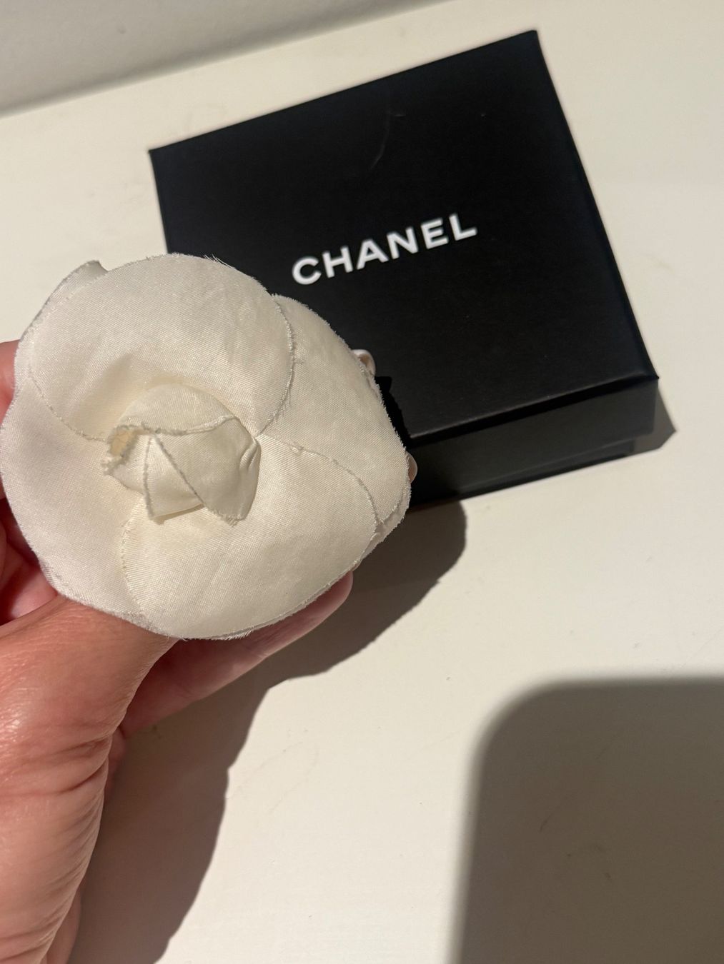Chanel Broschen & Nadeln: Orig. Chanel Camelie Kamelie Seide mit Brosche mit Box – Gebraucht aus Wallisellen von Aboutfashion 3