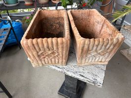 Zwei Terrakotta-Blumentöpfe aus Italien