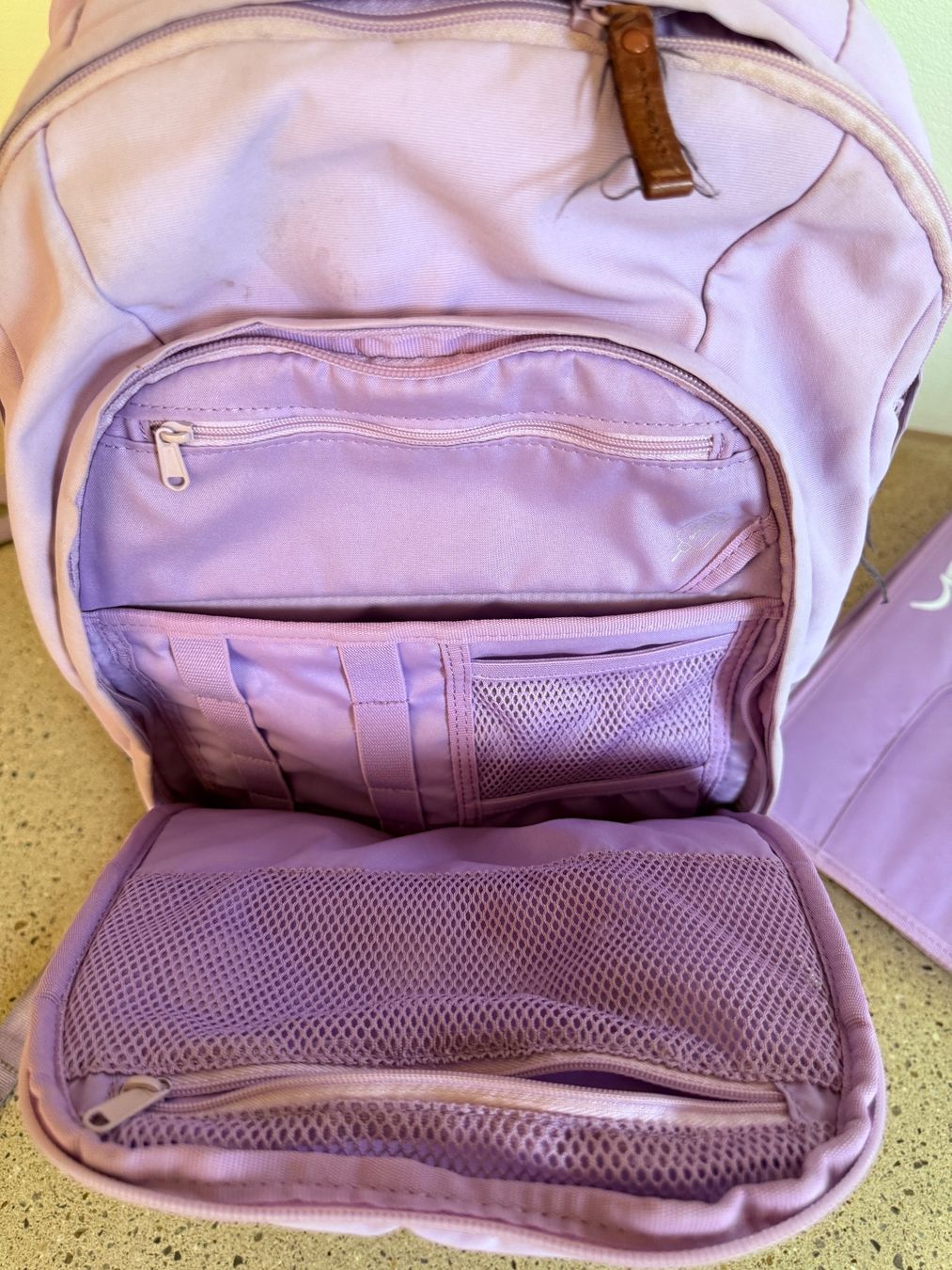 Satch Sacs & sacs à dos: Satch Rucksack Flieder mit Laptop-Tasche – D'occasion à Wohlen AG par sel_2zd6 2