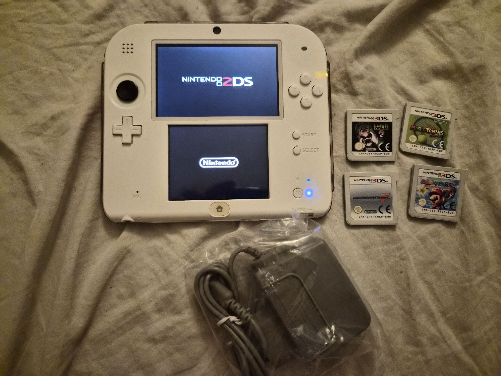 Nintendo Console: Nintendo 2DS Weiss mit 4 Spielen – Nuovo (secondo la descrizione) da Wabern venduto da konbini