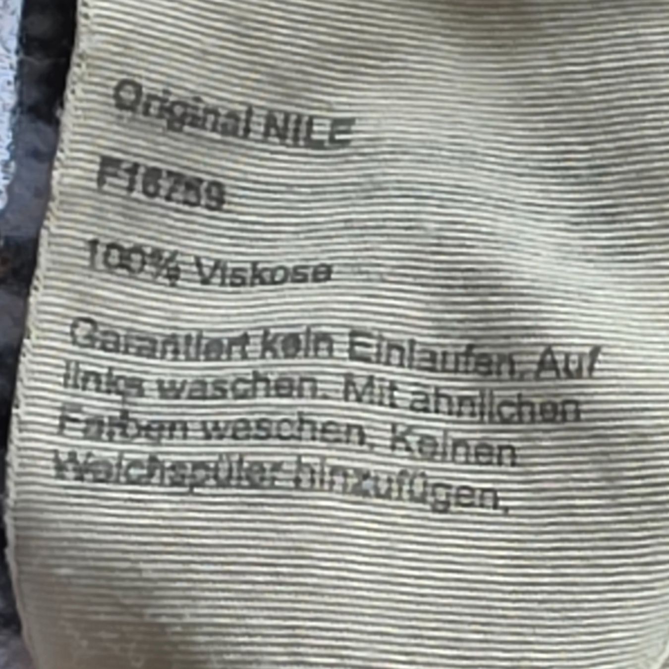 Nile Blusen: 🐸 NILE BLUSE TOP M VISKOSE KAROMUSTER – Gebraucht aus Môtier (Vully) von Frogs 9