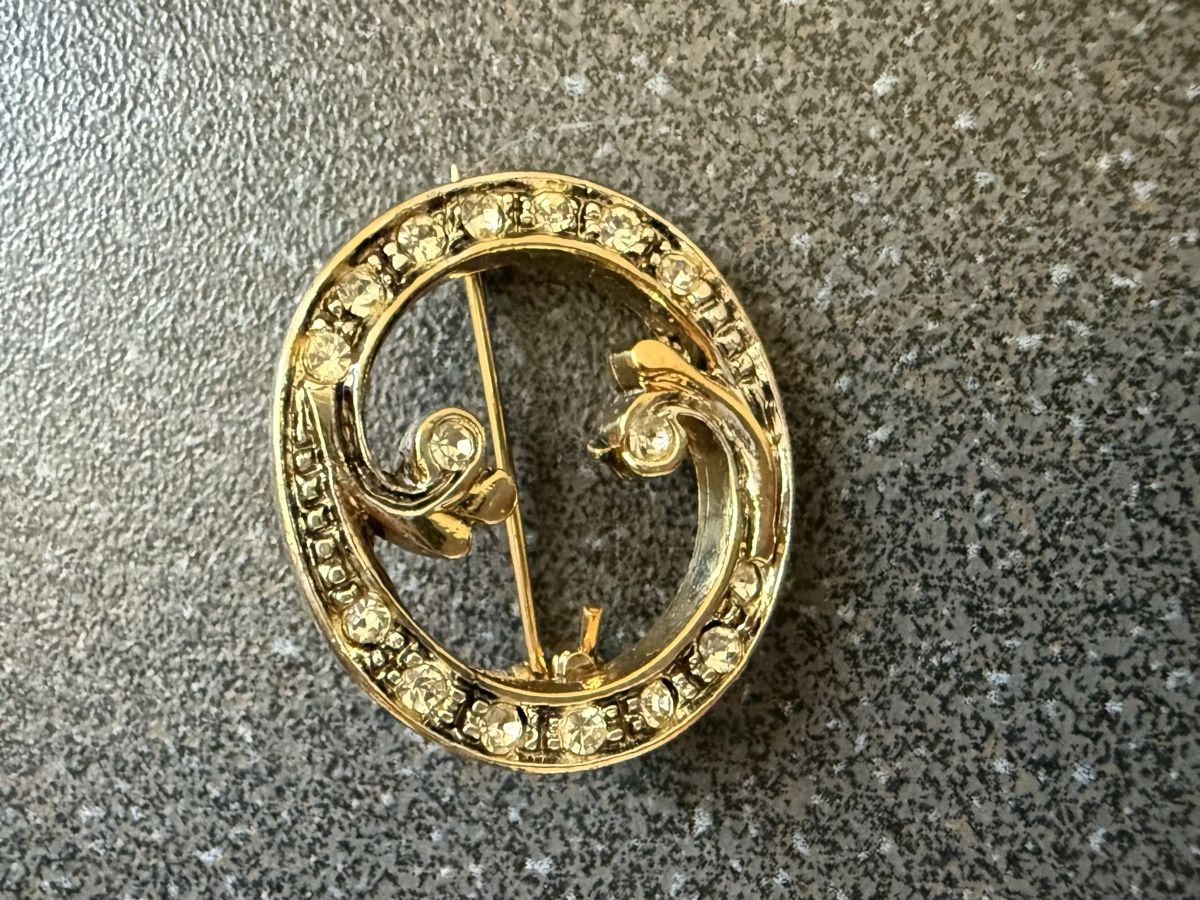 Broches & Aiguilles: Vintage-Brosche mit Initiale O goldfarben mit Strass. – D'occasion à Lamone par LaCantinaMagica