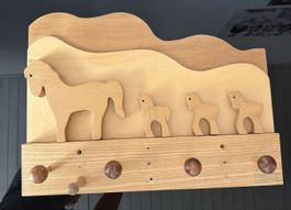 Vintage Holz-Garderobe – Pferdefamilie