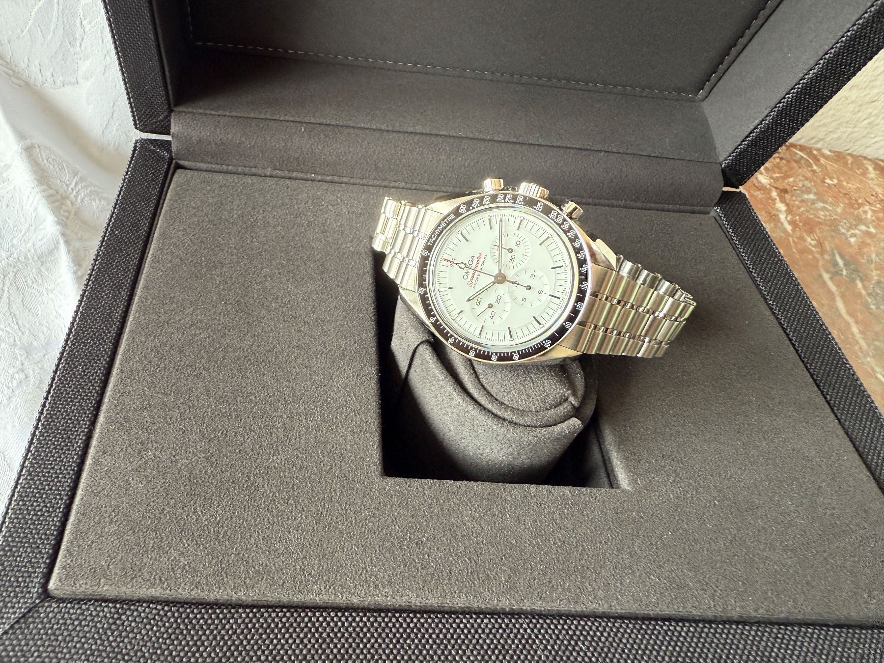 Omega Orologi: Omega Speedmaster Moonwatch 42mm weisses Zifferblatt – Nuovo e nell'imballaggio originale da Worblaufen venduto da Sissi10 5