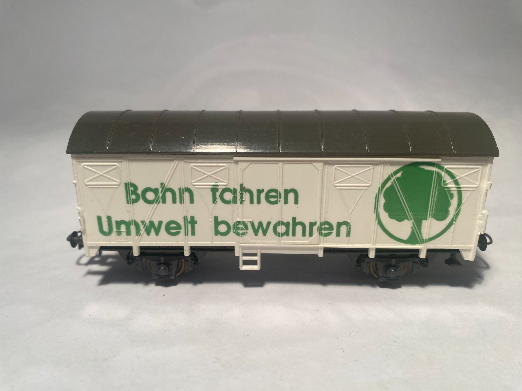 Roco Modellini di ferrovie: ROCO Gedeckter Güterwagen weiss, DC Achsen – Usato da Buchrain venduto da Modellbahn11 1