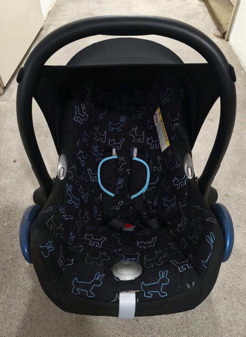 Maxi-Cosi Auto-Kindersitze: Maxi-Cosi Cabriofix Babyschale + Sitzverkleinerer unfallfrei – Gebraucht aus Winterthur von leovale