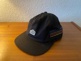 Casquette Patagonia noire, comme neuve, bandes multicolores