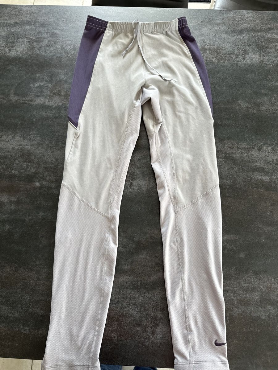 Nike Leggings: Leggings Nike Dri-FIT gris/violet, taille S – Usato da Blonay venduto da Simba1094