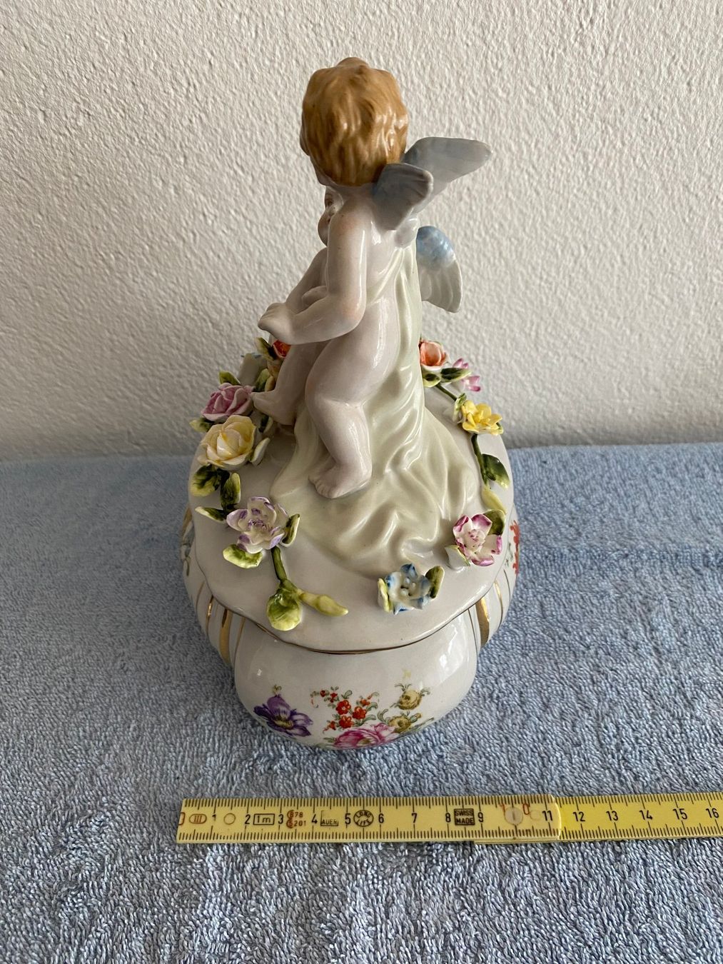 Tutte le decorazioni: ANTIKE DECKELDOSE MIT PUTTI ab Fr. 77.- – Usato da Berschis venduto da Mosch 4