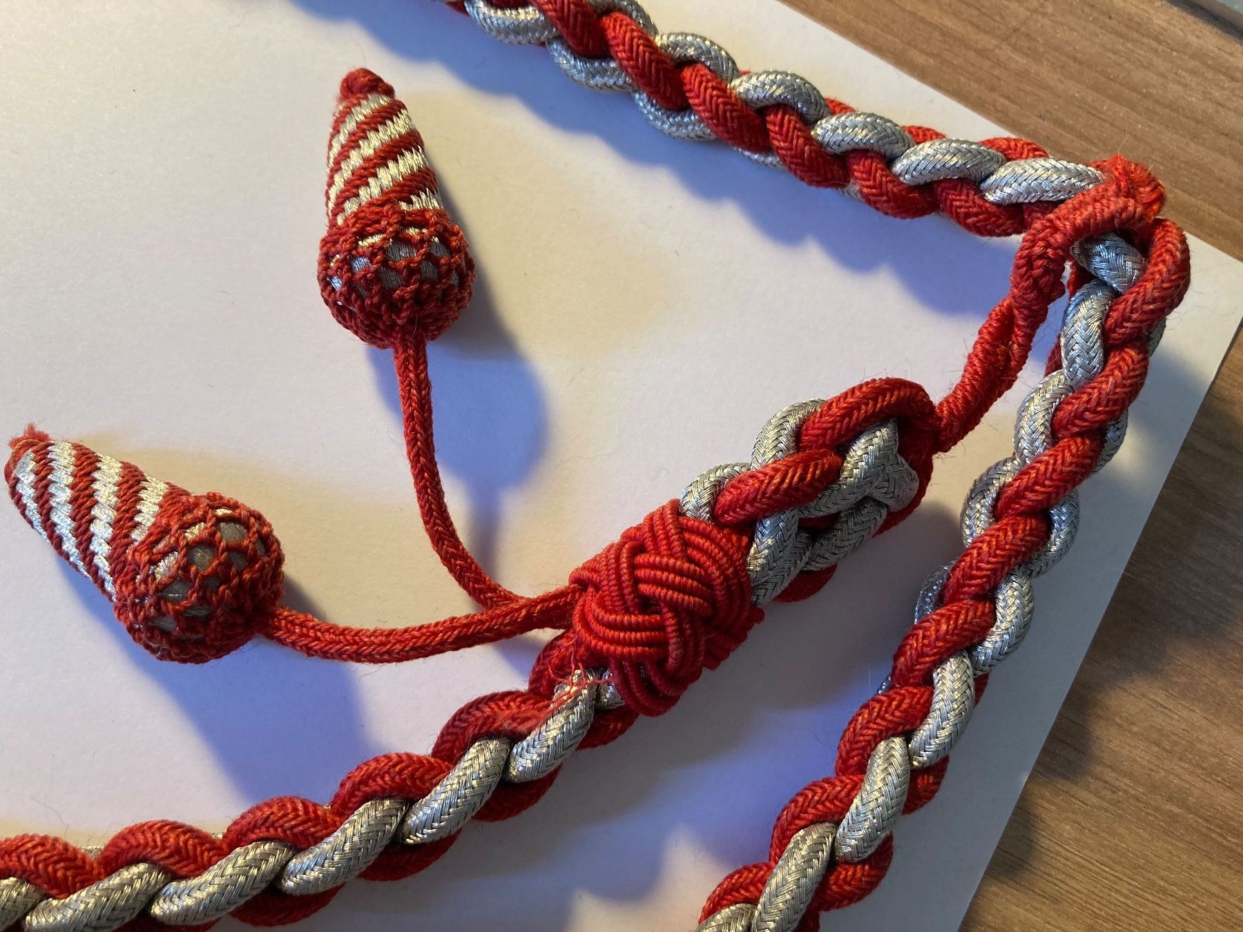 Schweizer Armee Uniformi: Fähnrichschnur Schweizer Armee, rot silber – Usato da Gebenstorf venduto da cottonwool 1