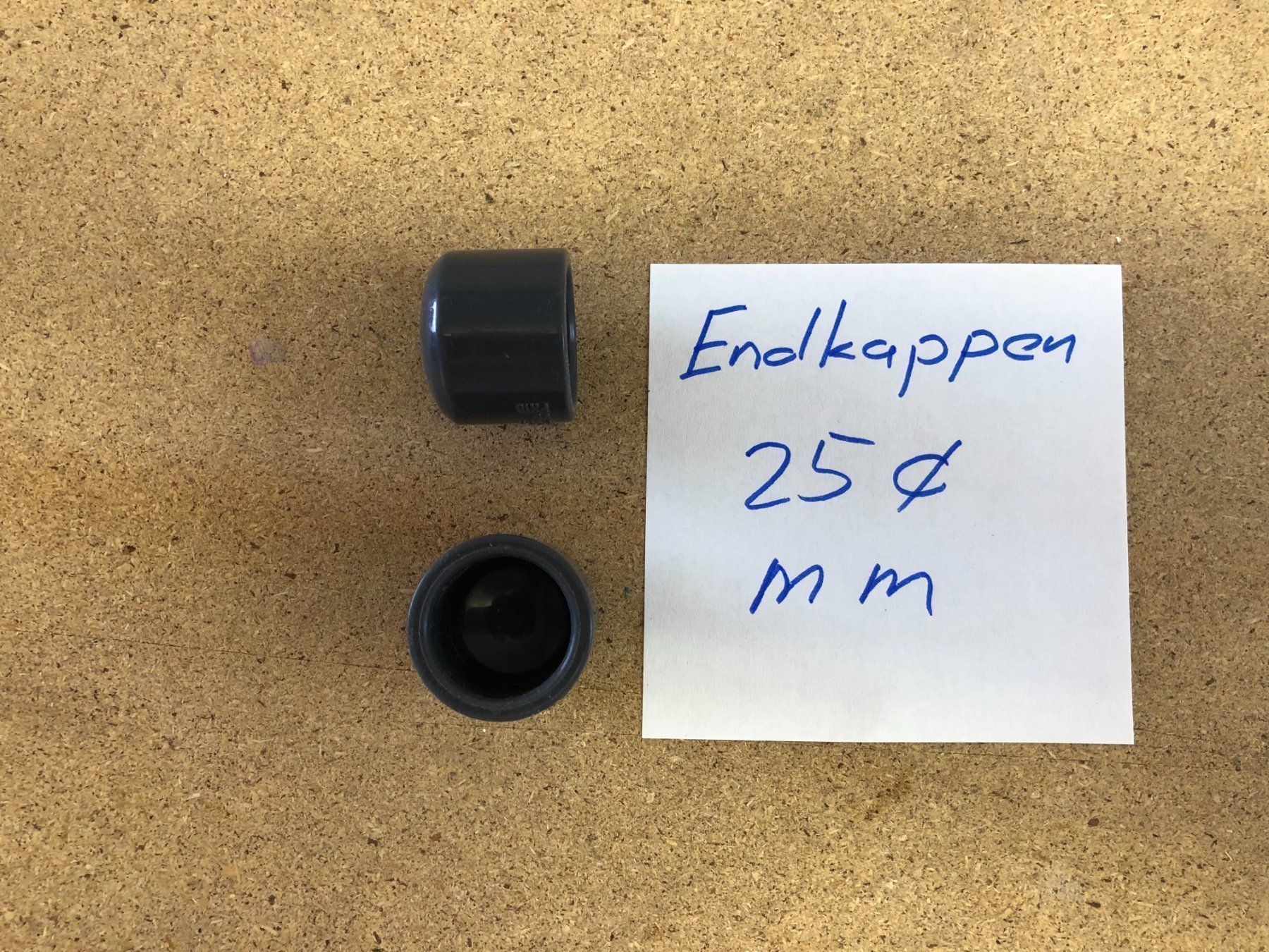 Alle Werkzeuge: 2 neue PVC Endkappen 25mm – Neu (gemäss Beschreibung) aus Balzers von APE03