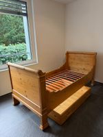 Herziges antikes Holzbett mit Schublade