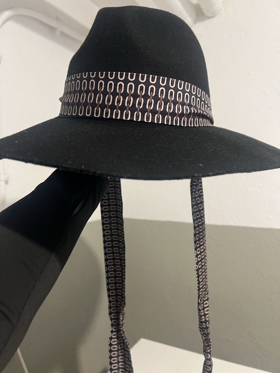 Zara Copricapi, berretti & cappellini: Schicker schwarzer Hut von Zara mit Band – Nuovo (secondo la descrizione) da Zürich venduto da sellingmystuff1 1