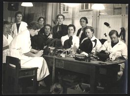 Fotografie Hutmacherinnen bei der Arbeit