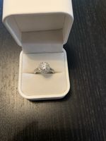 Bague de fiançailles élégante avec zircone scintillante