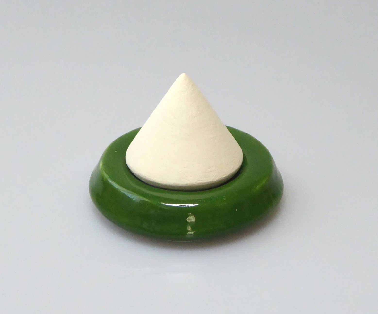 Duftöldiffusoren: Duftkeramik - Kegel mit Untersetzer grün – Neu und originalverpackt aus Mauren von Yeelen