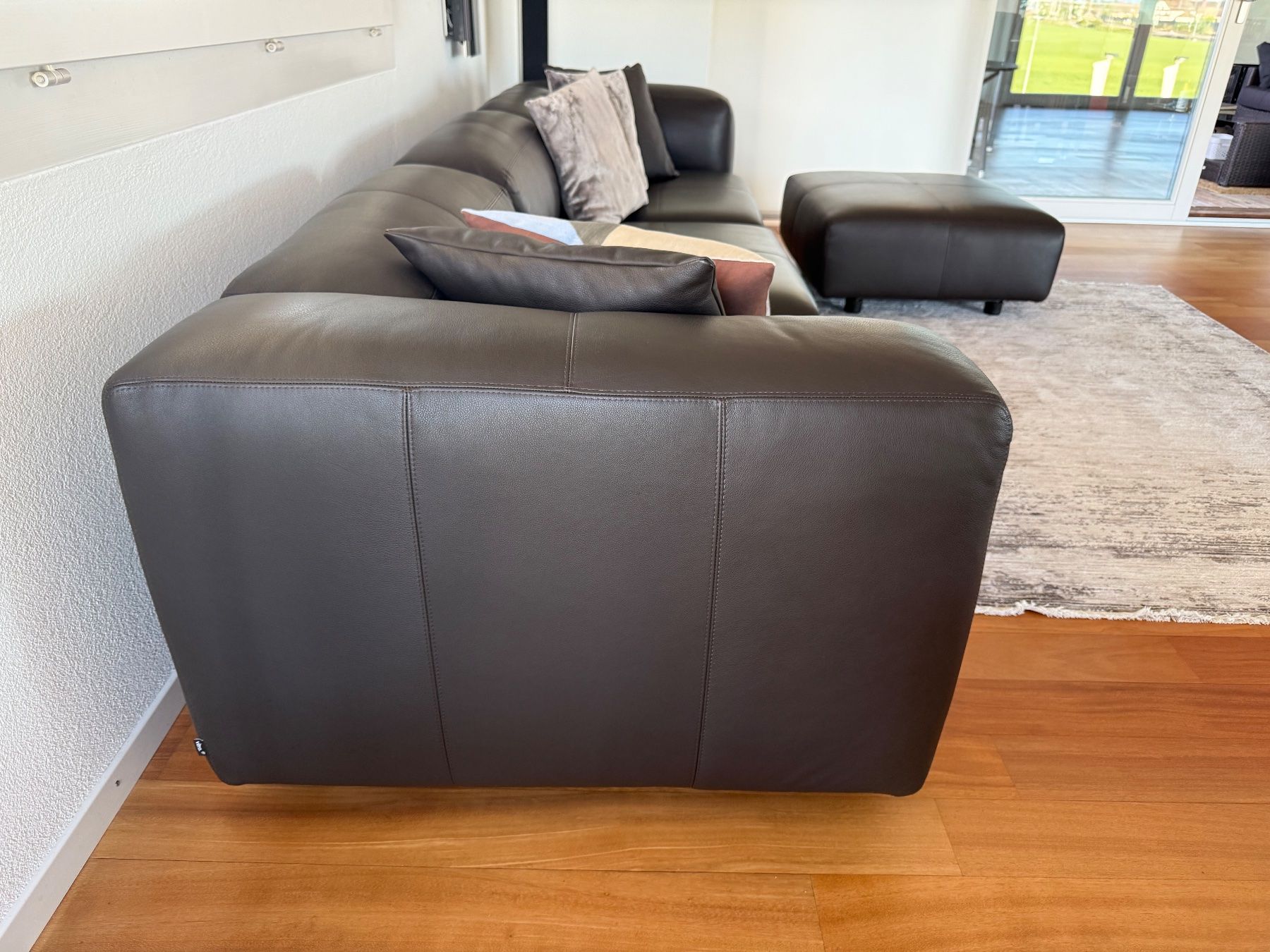 Vitra Divani: Vitra Sofa Leder braun mit Hocker, Top Zustand! – Usato da Freienbach venduto da MattZuriSee 2