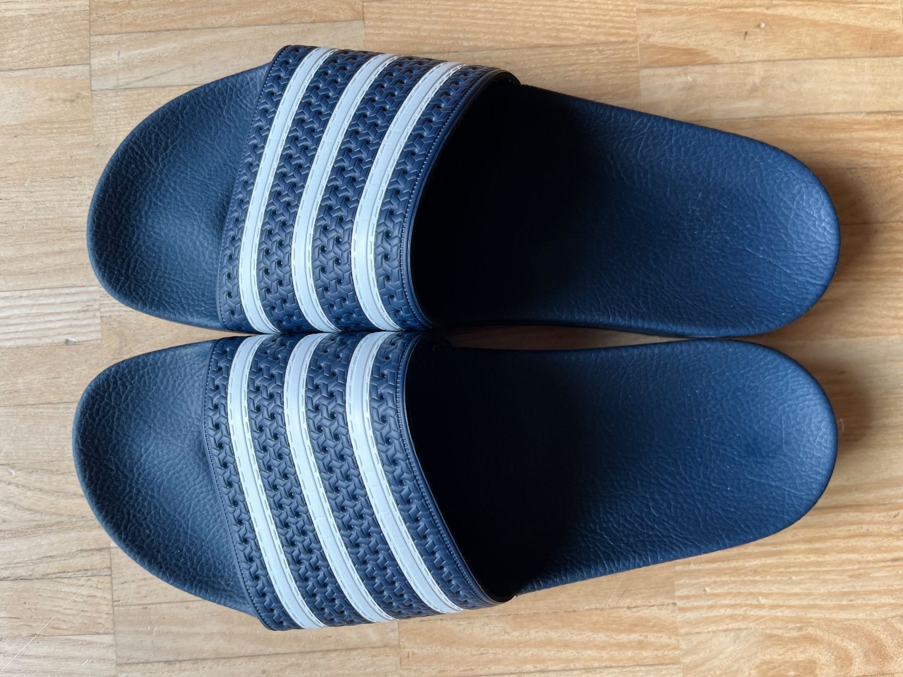 Adidas Chaussures hommes: Original Adiletten Grösse 46 – Neuf (Voir description) à Zürich par Matzway