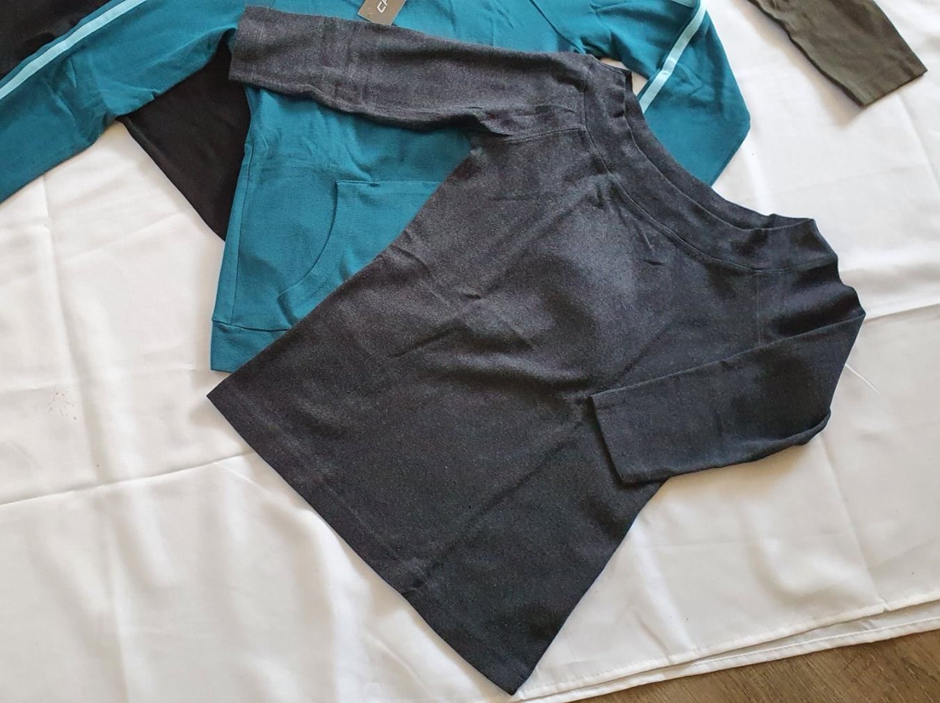 Kleiderpakete: 4 Schöne Shirts in Grösse M – Gebraucht aus Niederbuchsiten von klengyel 1