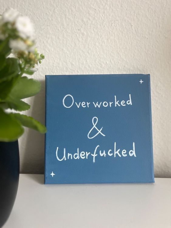 Posters & Illustrations: Blaues Deko-Bild "Overworked & Underfucked" – Neuf (Voir description) à Winterthur par Anna_mari
