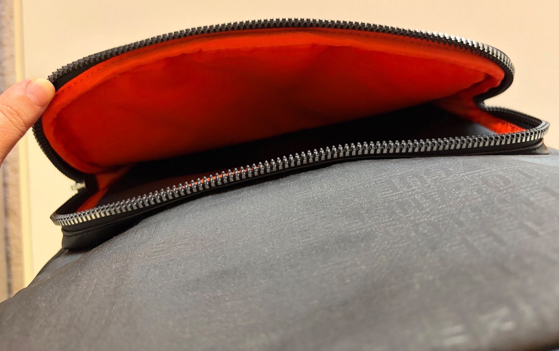 Guess Zaini: Guess Rucksack Schwarz – Usato da Langenthal venduto da Mupho8 5