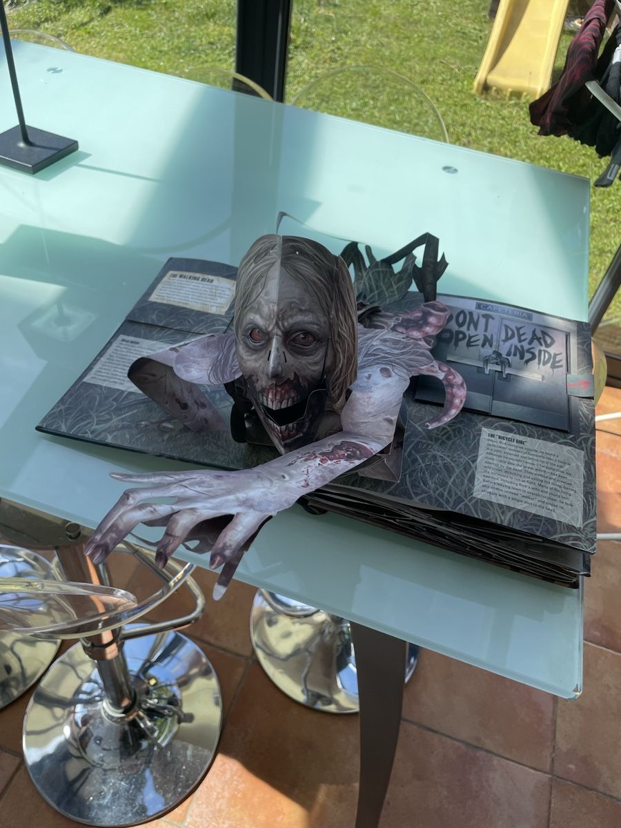 Livres: Livre pop up walking dead  – D'occasion à Les Brenets par serialdrink 4