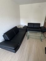 Elegante schwarze Ledersofas – 2 moderne Sofas in gutem Zust