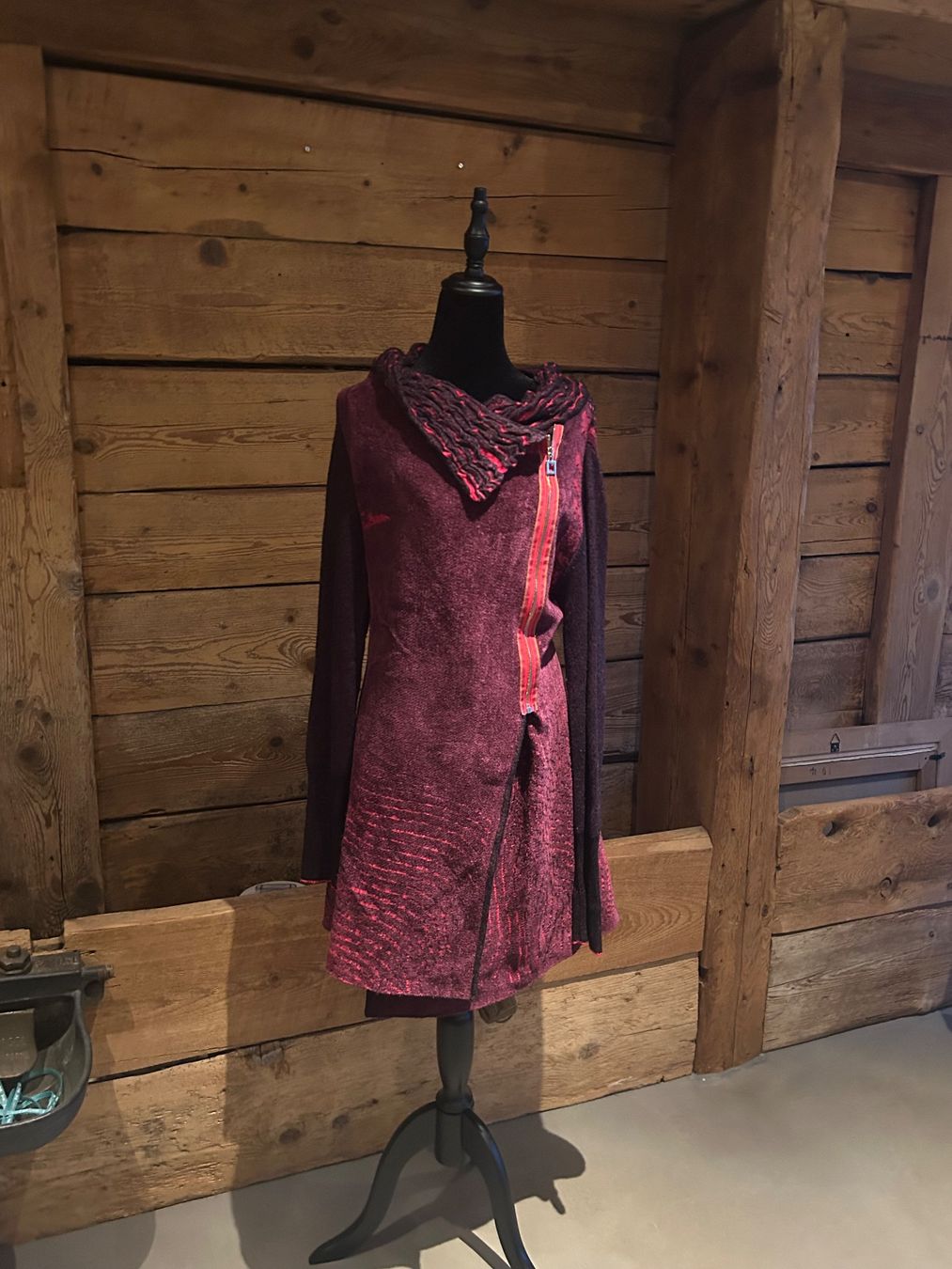 Robes: Save the queen robe – D'occasion à Val-d'Illiez par Dombou 1