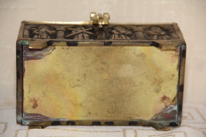 Coffres: Antique  coffret en bronze . – D'occasion à Praz (Vully) par pikuluka1 8