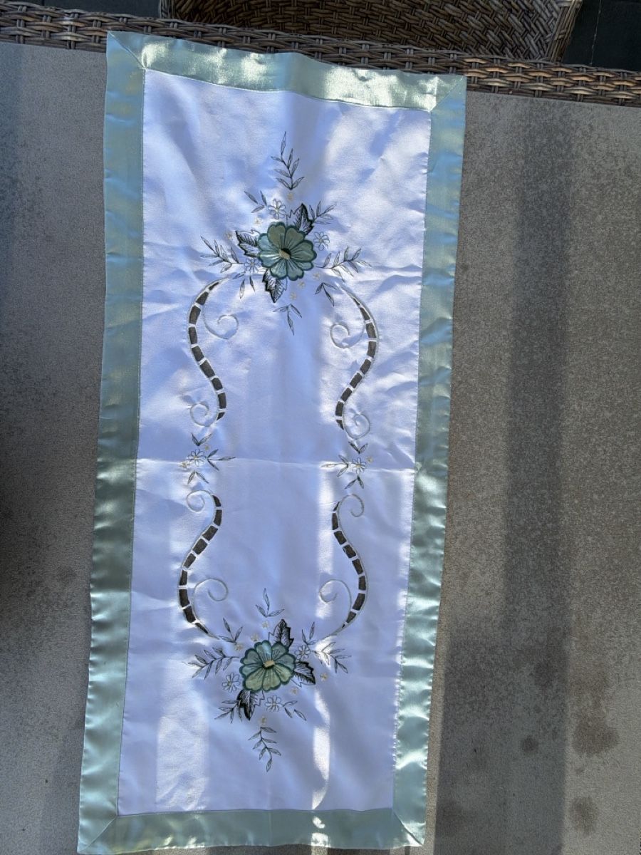 Autre linge de table: Tischläufer mit Blumenmuster, Top! – D'occasion à Opfershofen TG par dan_nxk8