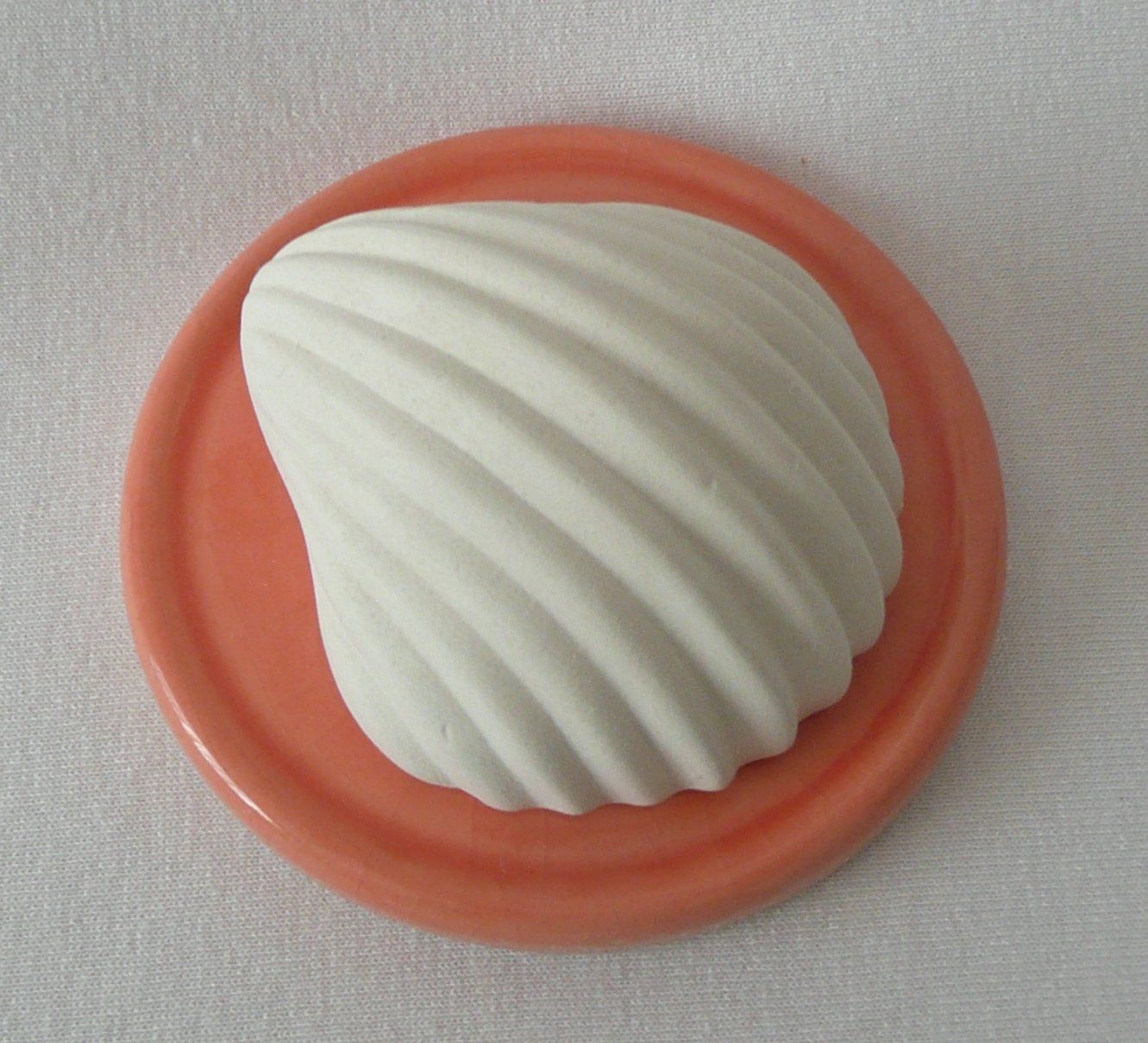 Diffusori di oli essenziali: Duftkeramik - Halbmuschel mit Untersetzer apricot – Nuovo e nell'imballaggio originale da Mauren venduto da Yeelen