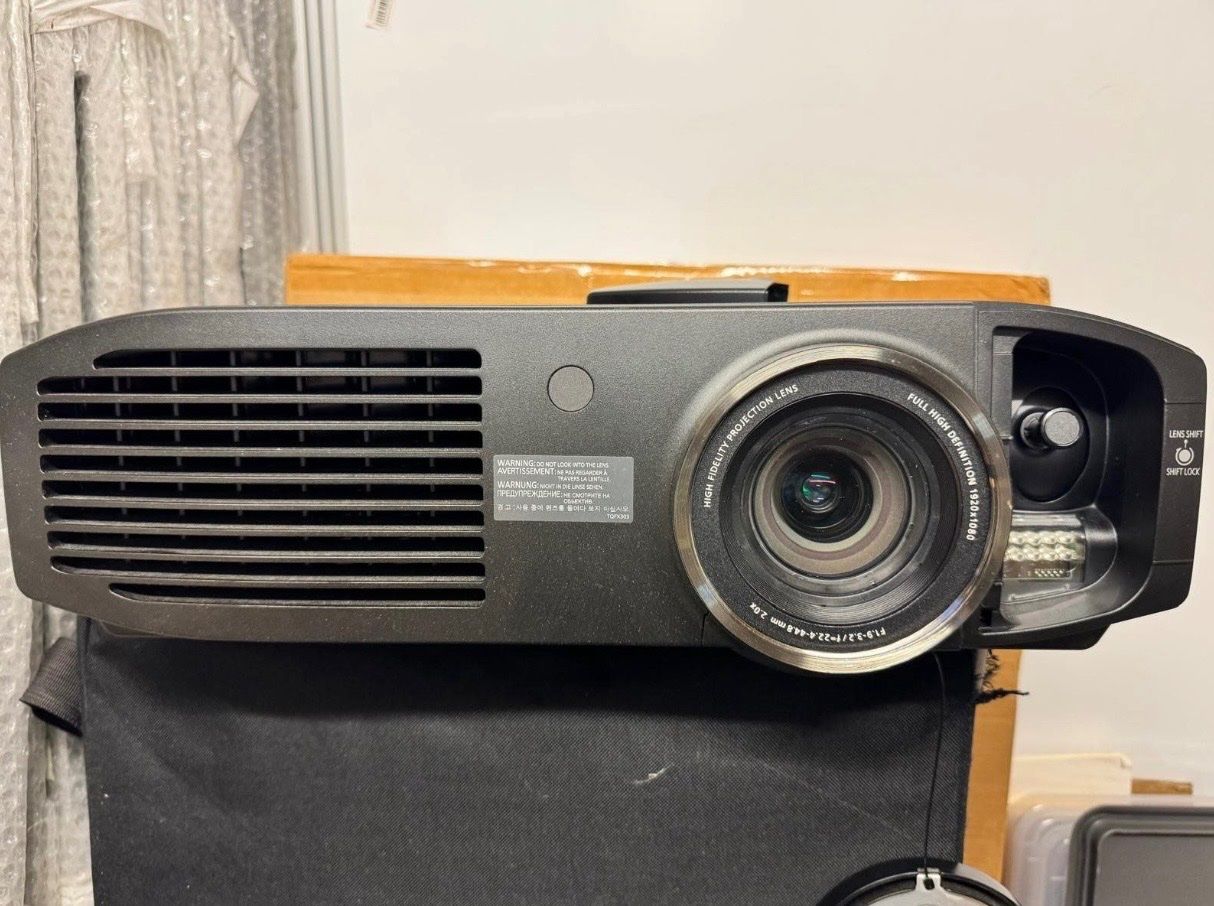 Panasonic Videoprojektoren: Panasonic PT-AT6000E + Zubehör – Gebraucht aus Avenches von jackywei01