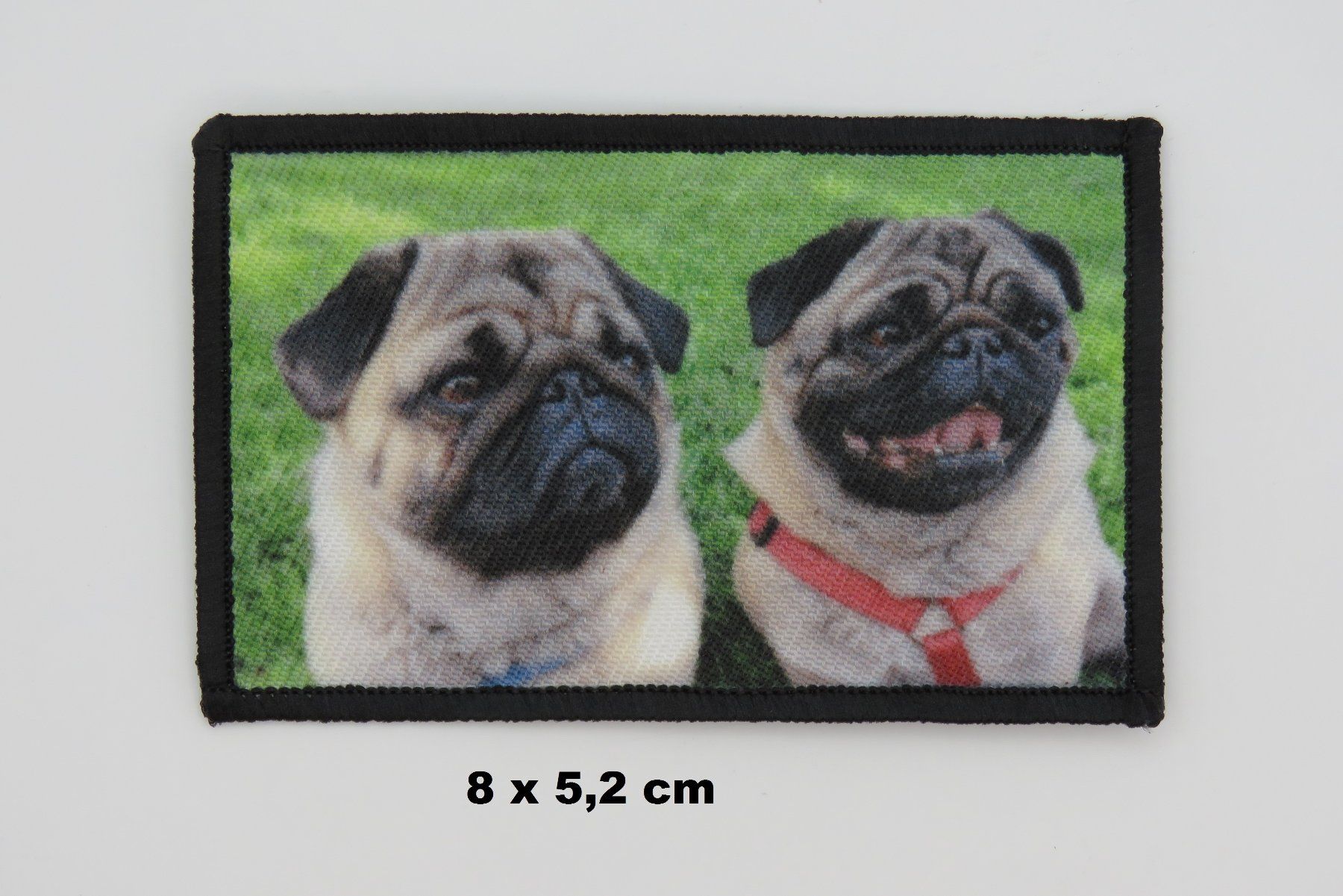 Toppe: MOPS -  Hunde Patch - Aufnäher - Stoffapplikation 8x5,2cm – Nuovo e nell'imballaggio originale da Grenchen venduto da Yamahwildstar16