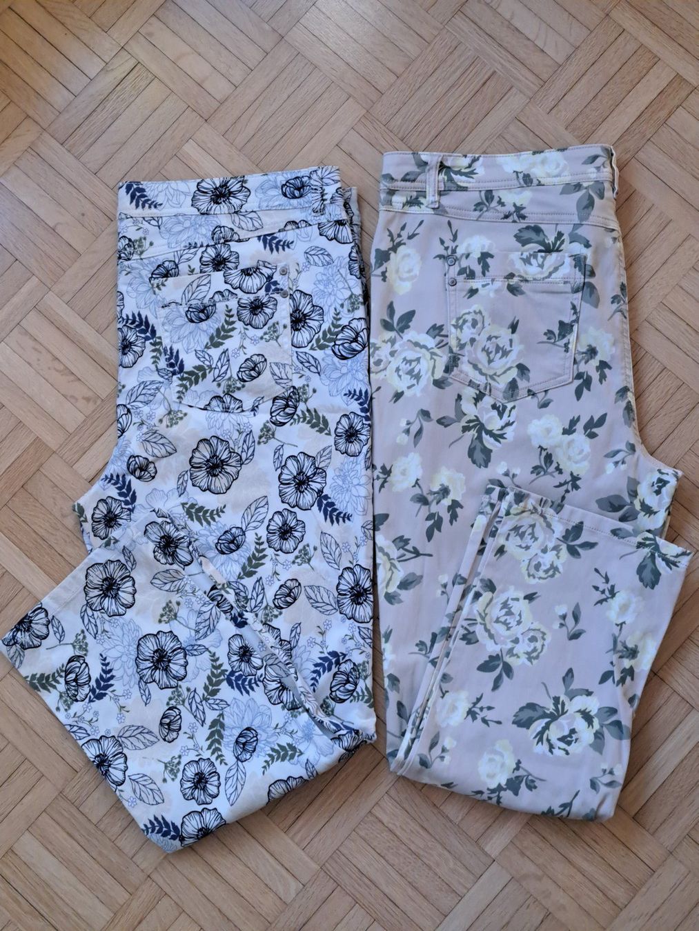 Jeans: 2 PaarJeans mit Blumenmuster Gr. 42/44 – Gebraucht aus Oberburg von portzi1