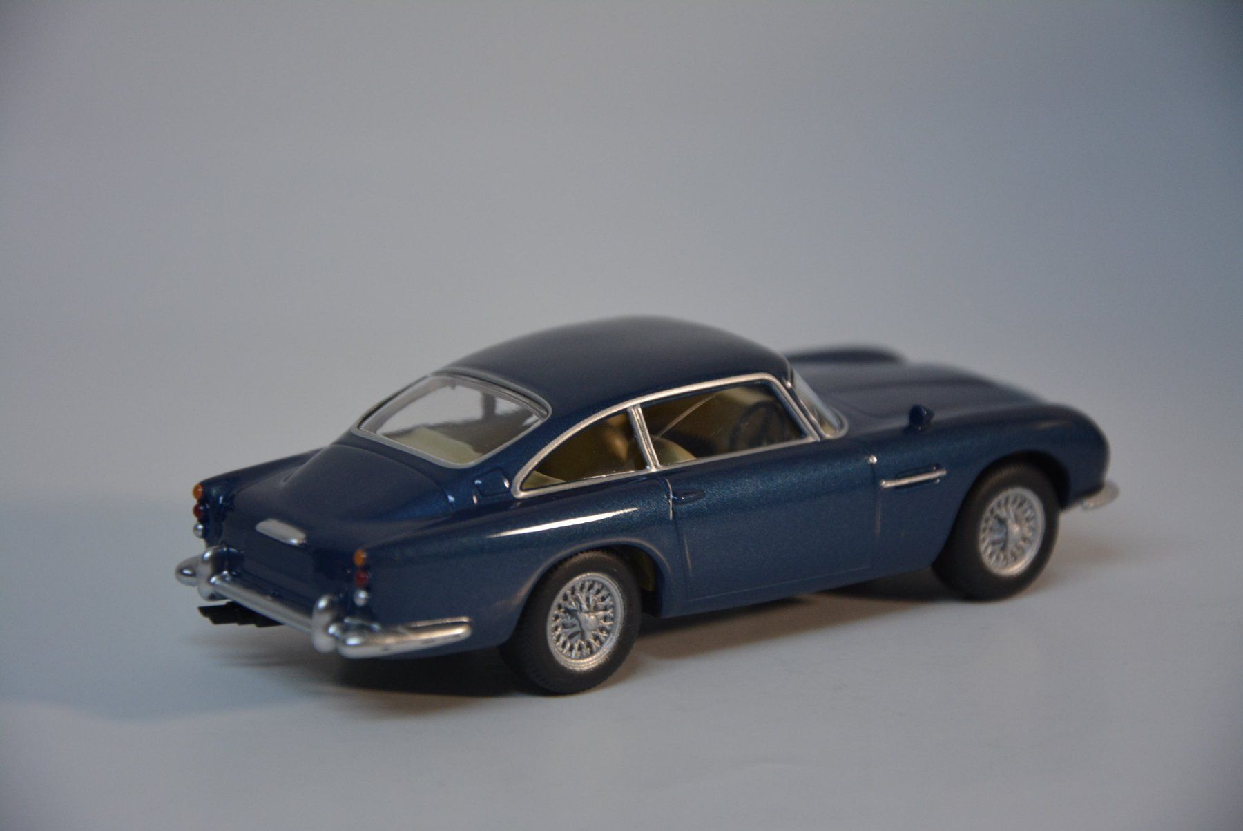 Aston Martin Modellini d'auto: Aston Martin DB5 Coupe 1963 , Norev , 1:43 – Nuovo e nell'imballaggio originale da Goldach venduto da Feivel9 4