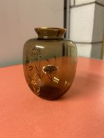Braune Blumenvase mit Golddekor, ca. 10 cm hoch