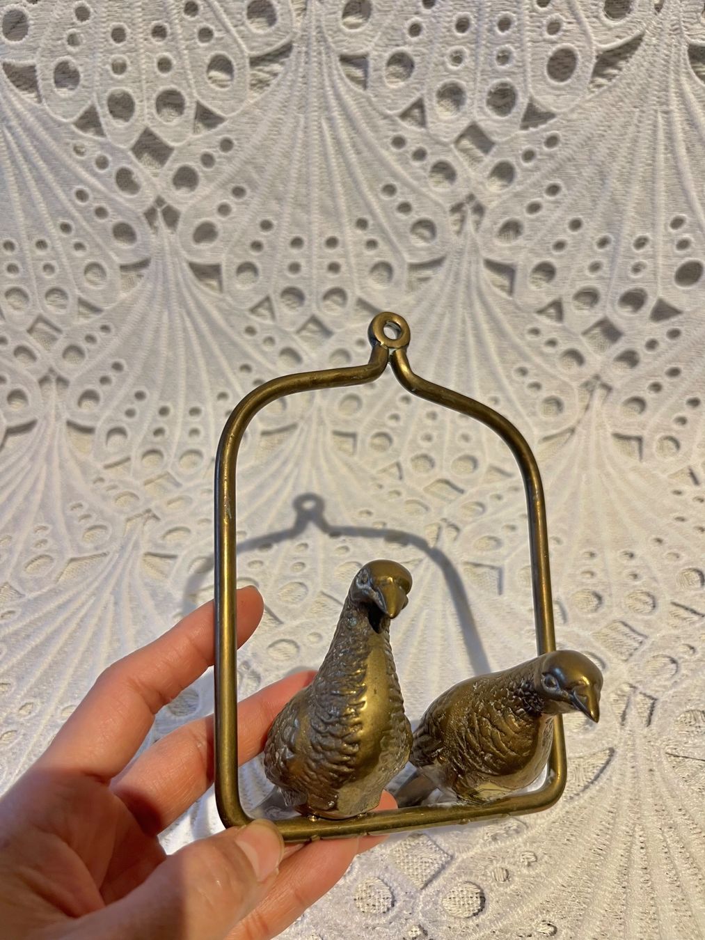 Statuette: Zwei Messing Vögel sitzen auf einer Schaukel – Usato da Frenkendorf venduto da Only1