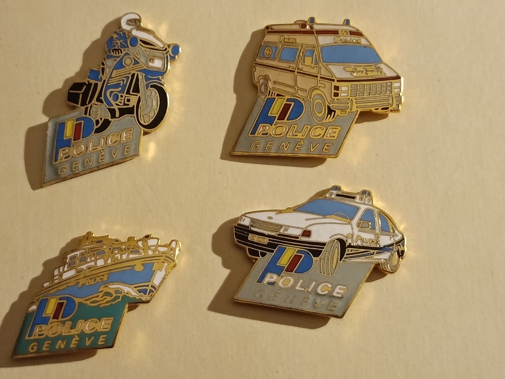 Placchette & Badge: 4 pins police de Genève... – Usato da Bex venduto da Canouille